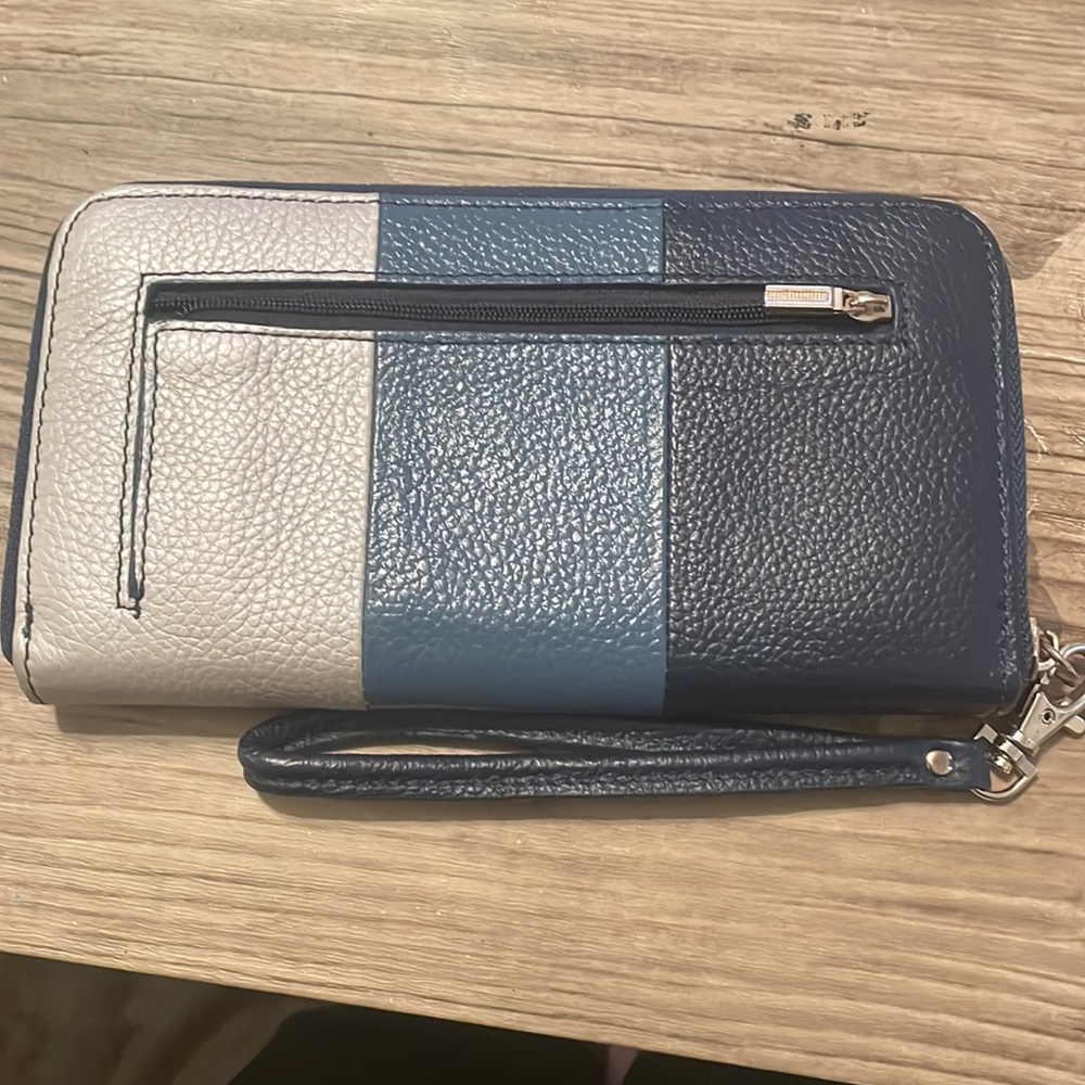 Zippered wallet - Picture 2 of 3